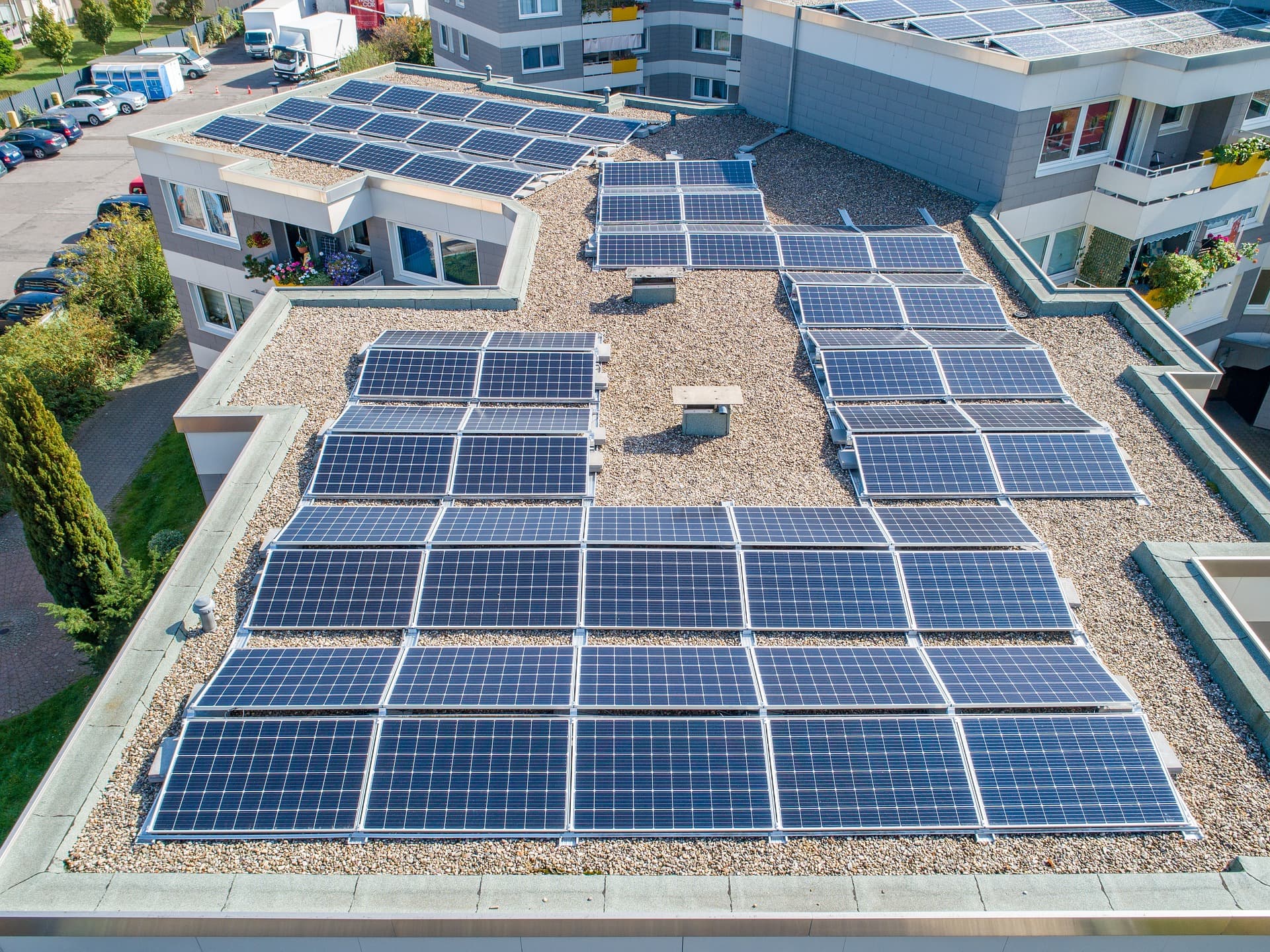 Instalación solar en la cubierta de un edificio comercial