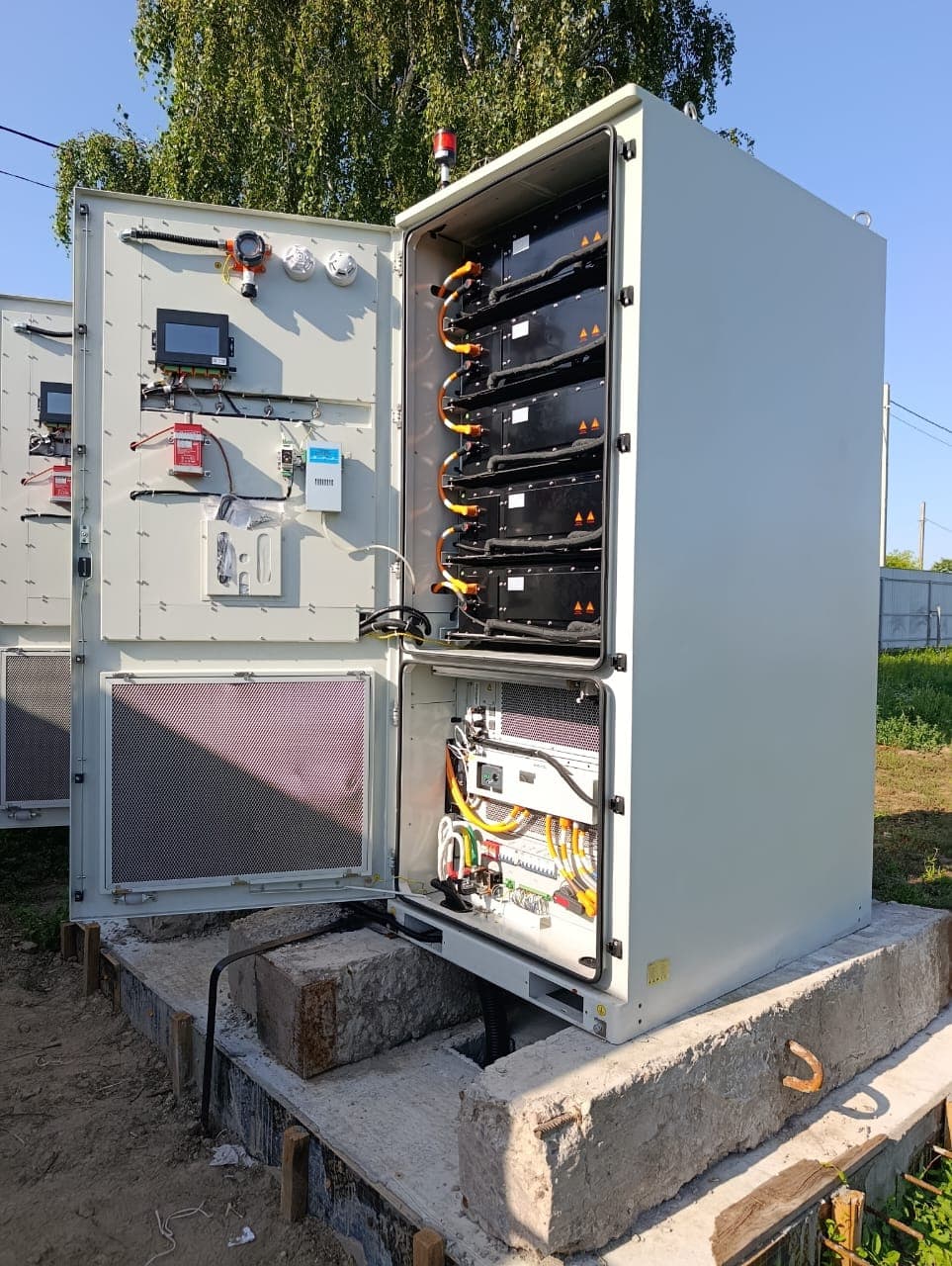 Interior de un armario BESS con módulos de batería, control y conexiones