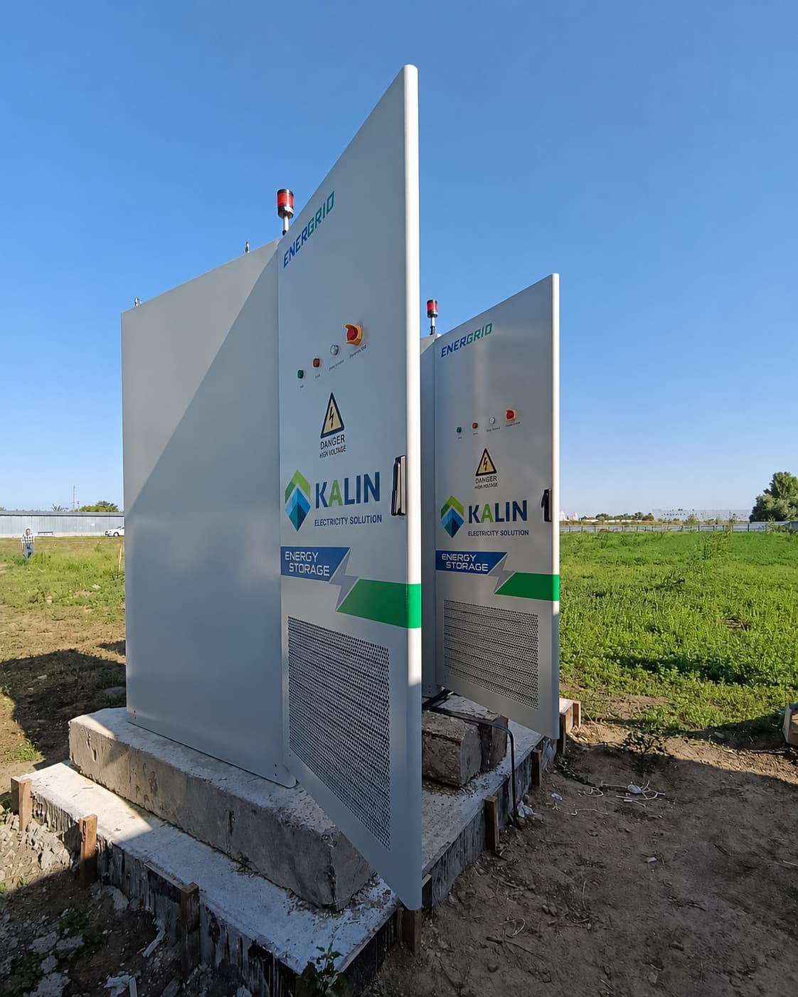 Armarios de almacenamiento energético instalados sobre base de hormigón